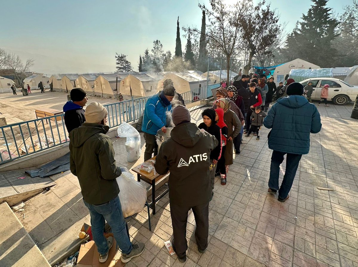 atisgrup's tweet photo. Ülkemizi mateme boğan depremin acısını hafifletme çabalarına desteğimiz devam ediyor.
📍Kahramanmaraş'ta kurduğumuz aş evi ile afet bölgesinde bulunan tüm vatandaşlarımıza sıcak yemek servisi yapıyoruz. https://t.co/WHqBN0NRcn