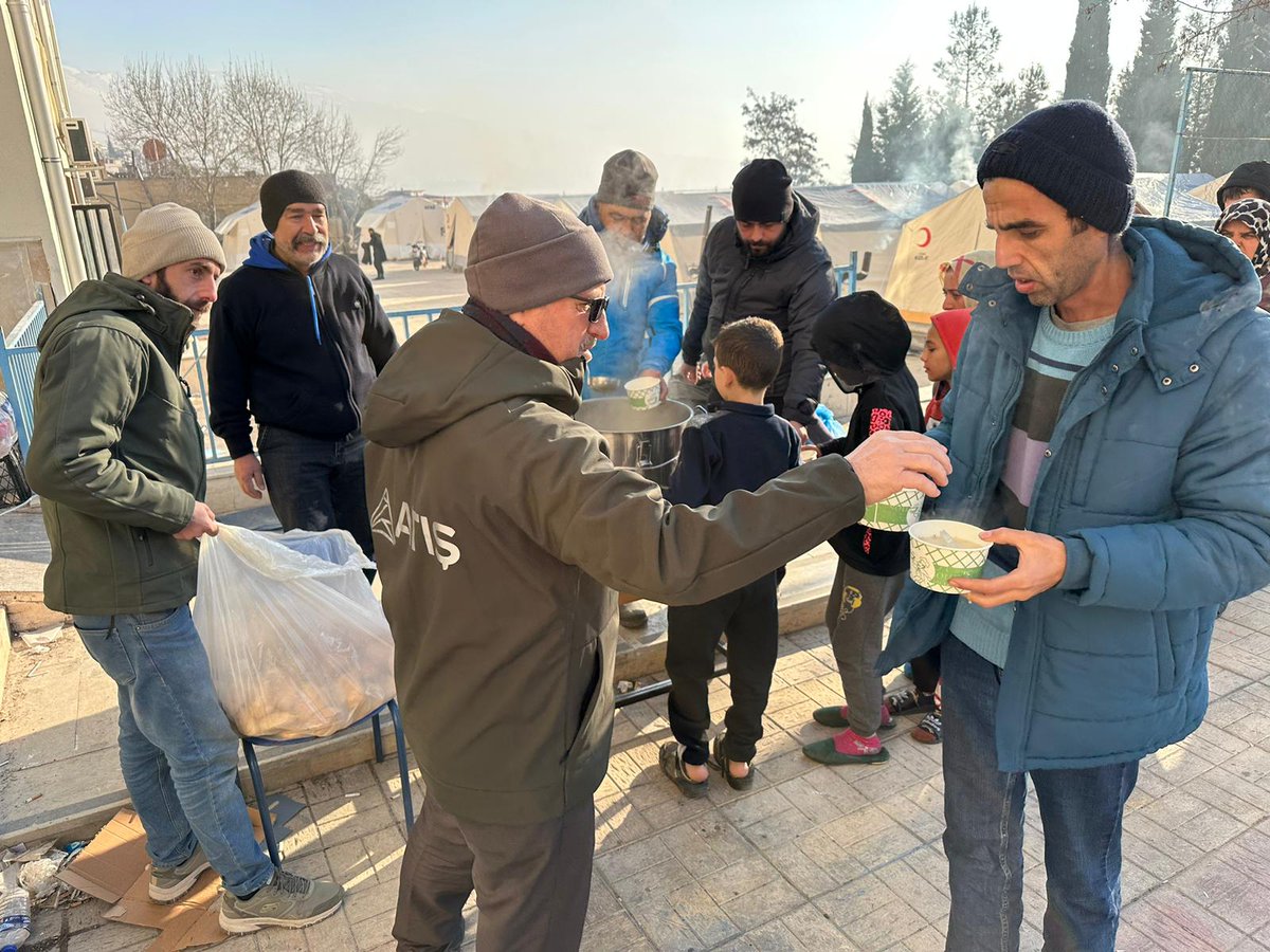atisgrup's tweet photo. Ülkemizi mateme boğan depremin acısını hafifletme çabalarına desteğimiz devam ediyor.
📍Kahramanmaraş'ta kurduğumuz aş evi ile afet bölgesinde bulunan tüm vatandaşlarımıza sıcak yemek servisi yapıyoruz. https://t.co/WHqBN0NRcn