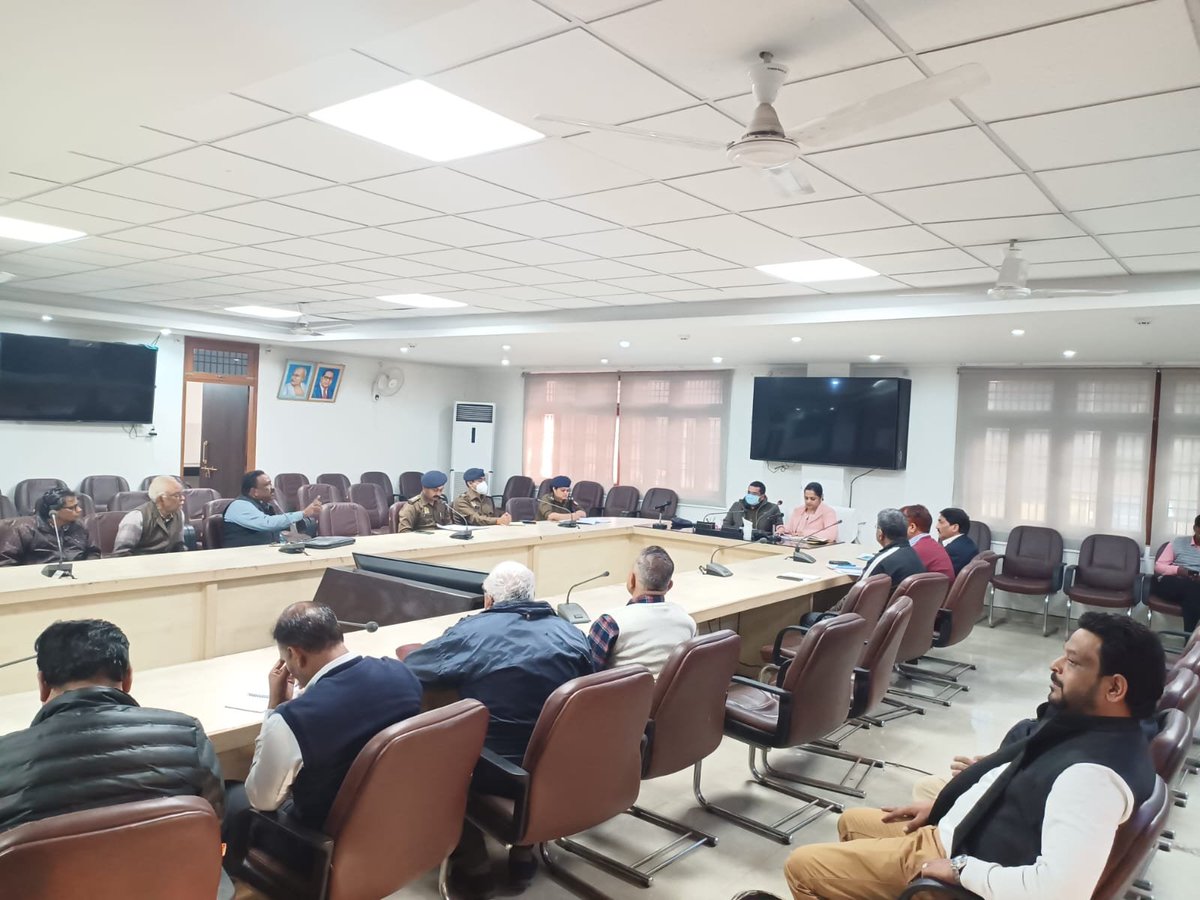 aligarhpolice's tweet photo. #ADMCity व #SPCity द्वारा आगामी त्योहार महाशिवरात्रि को सकुशल सम्पन्न कराने हेतु पुलिस-प्रशासनिक अधिकारियों व मंदिर कमेटी के पदाधिकारियों के साथ गोष्ठी कर दिए आवश्यक दिशा-निर्देश 

मंदिरों में व्यवस्थाओं का जायजा लेते हुए नगर क्षेत्र में किया पैदल गश्त 
#Footpatrolling  #Aligarh https://t.co/tn8seOReaF