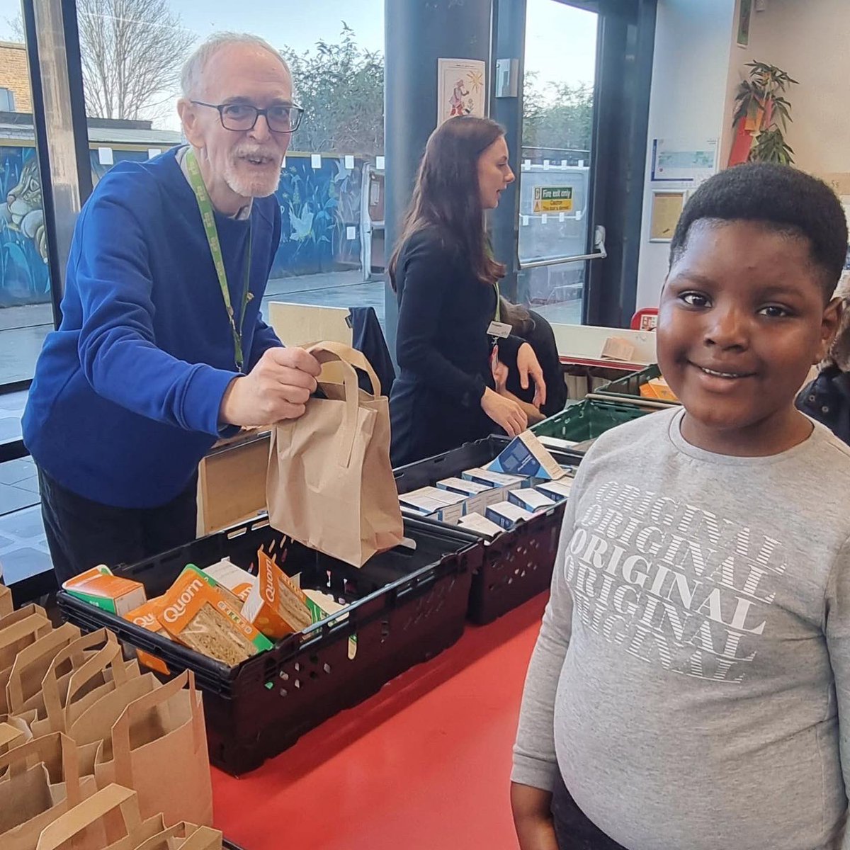 WoolwichLibrary's tweet photo. Free Holiday Meals for children today provided by @GLL_UK, @Royal_Greenwich & @GCDAUK at #WoolwichLibrary! Great nutritious food provided for all. π₯ͺ Dates + info for the holidays here: https://t.co/SwKSS7IgbU! π #ReadAndFeed @Better_UK #HealthyEating @greenwichlibs https://t.co/9DfCajCjJZ