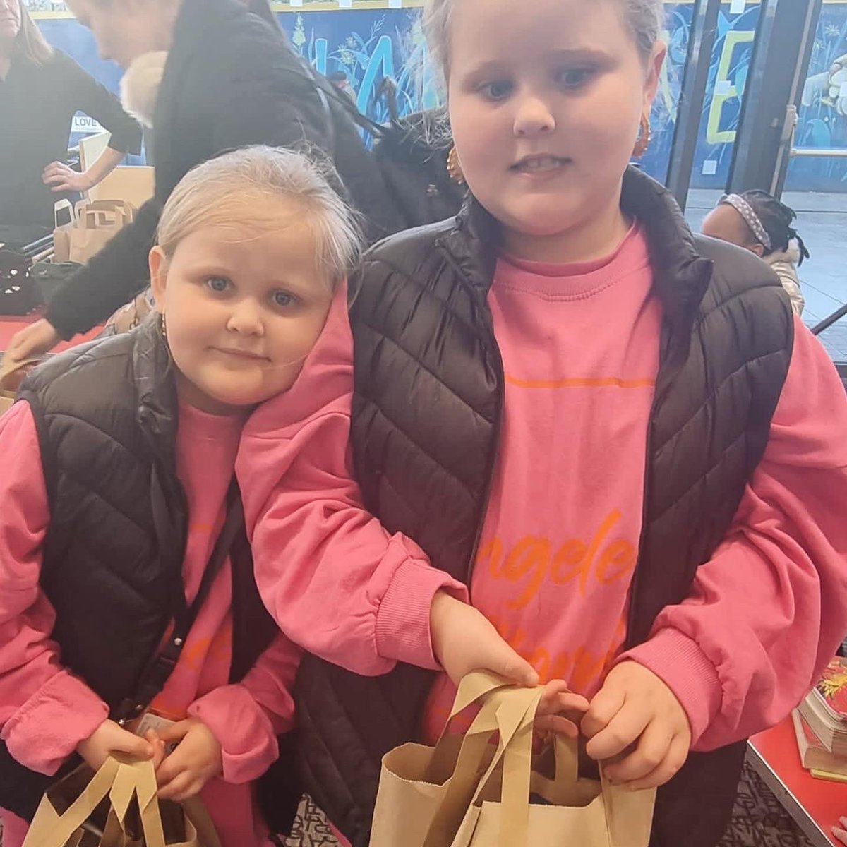 WoolwichLibrary's tweet photo. Free Holiday Meals for children today provided by @GLL_UK, @Royal_Greenwich & @GCDAUK at #WoolwichLibrary! Great nutritious food provided for all. π₯ͺ Dates + info for the holidays here: https://t.co/SwKSS7IgbU! π #ReadAndFeed @Better_UK #HealthyEating @greenwichlibs https://t.co/9DfCajCjJZ