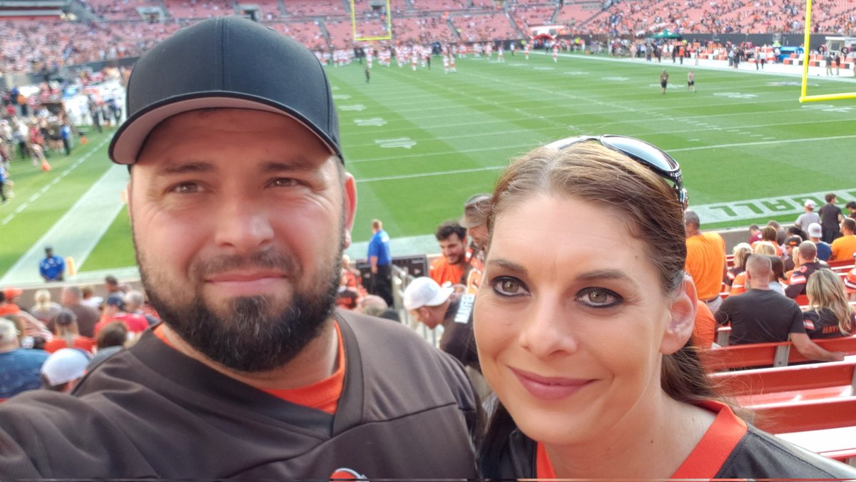 Luv_Bug_79's tweet photo. My favorite photo from a browns game ❤️ https://t.co/2Beuoz5cy9