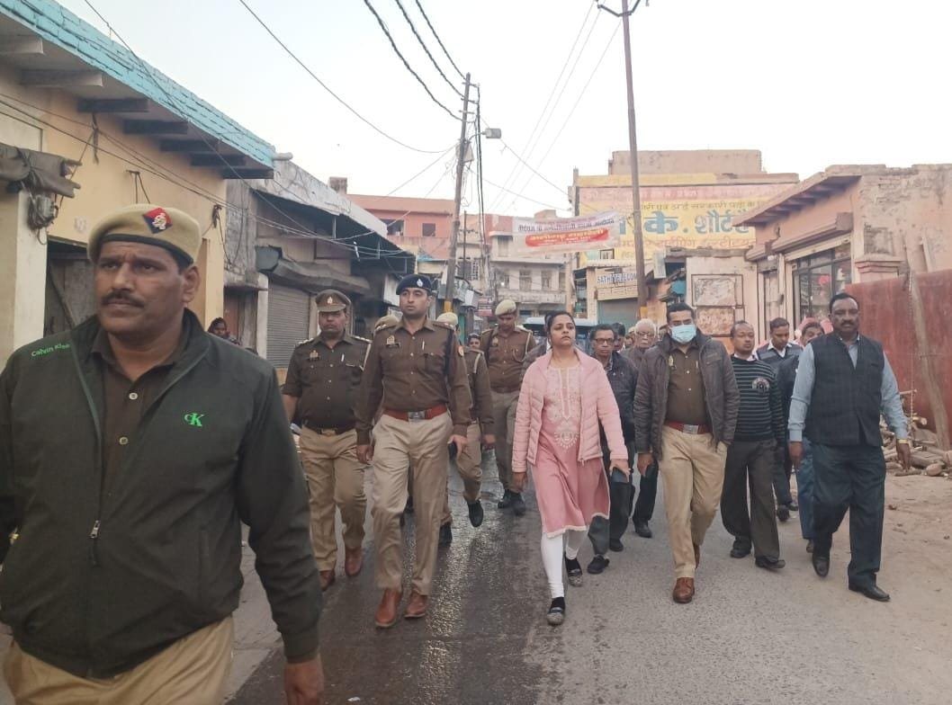 aligarhpolice's tweet photo. #ADMCity व #SPCity द्वारा आगामी त्योहार महाशिवरात्रि को सकुशल सम्पन्न कराने हेतु पुलिस-प्रशासनिक अधिकारियों व मंदिर कमेटी के पदाधिकारियों के साथ गोष्ठी कर दिए आवश्यक दिशा-निर्देश 

मंदिरों में व्यवस्थाओं का जायजा लेते हुए नगर क्षेत्र में किया पैदल गश्त 
#Footpatrolling  #Aligarh https://t.co/tn8seOReaF
