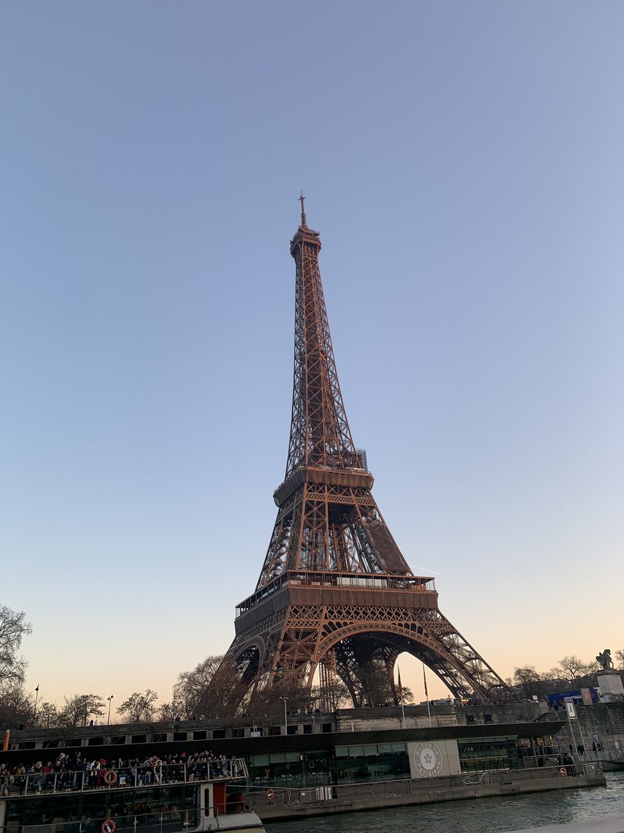 irissscb's tweet photo. Llegamos a París y confundimos la torre Eiffel con una antena. Pero que bonita https://t.co/YKzY3ZJcXD