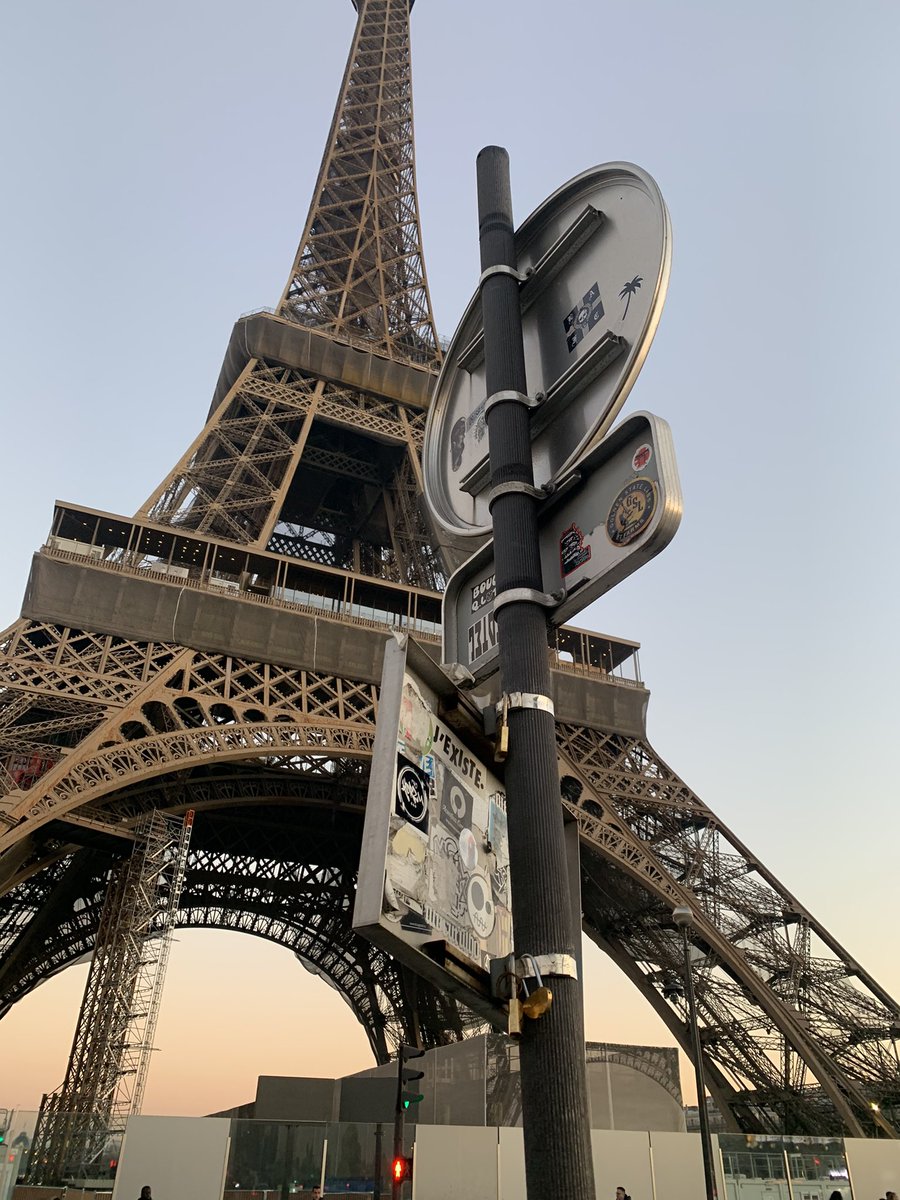 irissscb's tweet photo. Llegamos a París y confundimos la torre Eiffel con una antena. Pero que bonita https://t.co/YKzY3ZJcXD