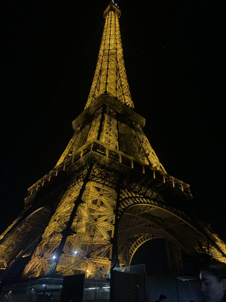 irissscb's tweet photo. Llegamos a París y confundimos la torre Eiffel con una antena. Pero que bonita https://t.co/YKzY3ZJcXD