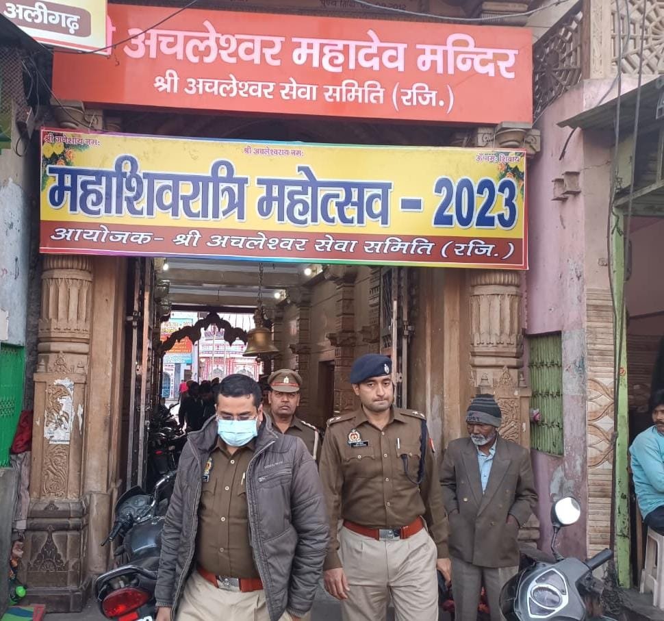 aligarhpolice's tweet photo. #ADMCity व #SPCity द्वारा आगामी त्योहार महाशिवरात्रि को सकुशल सम्पन्न कराने हेतु पुलिस-प्रशासनिक अधिकारियों व मंदिर कमेटी के पदाधिकारियों के साथ गोष्ठी कर दिए आवश्यक दिशा-निर्देश 

मंदिरों में व्यवस्थाओं का जायजा लेते हुए नगर क्षेत्र में किया पैदल गश्त 
#Footpatrolling  #Aligarh https://t.co/tn8seOReaF