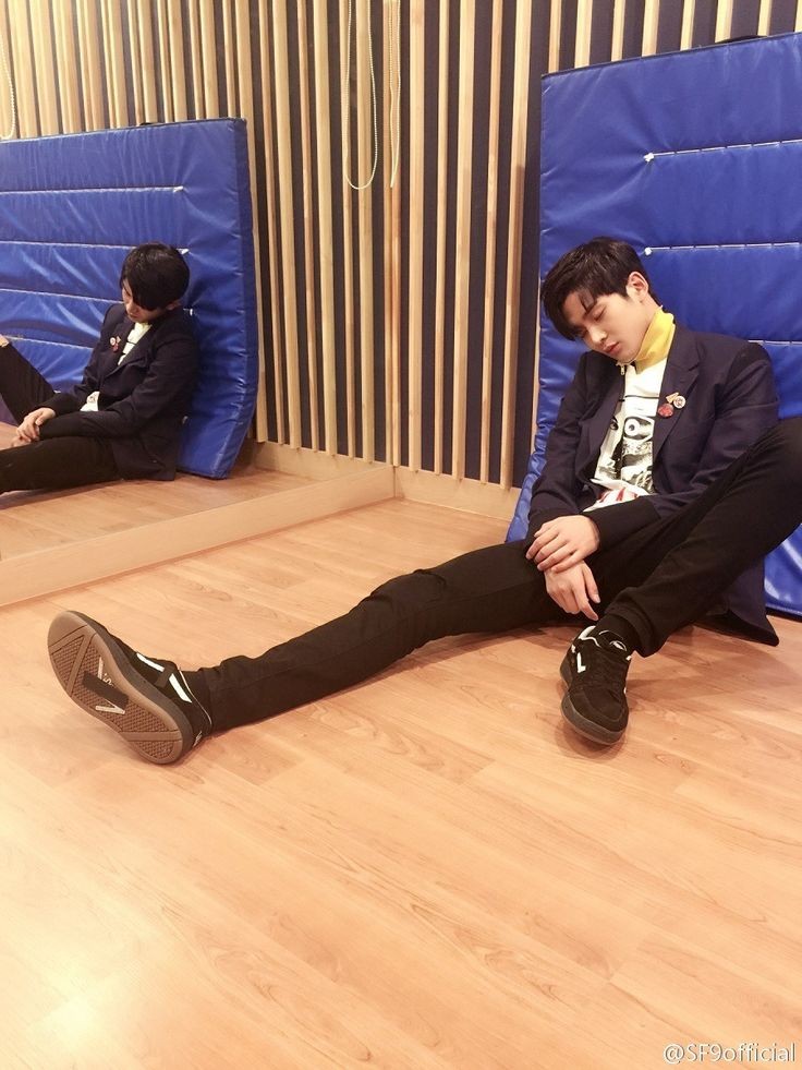 ddutsub's tweet photo. HUH HAH LEMEZ ABISSSS PERFORM https://t.co/1bMzLWwuOz