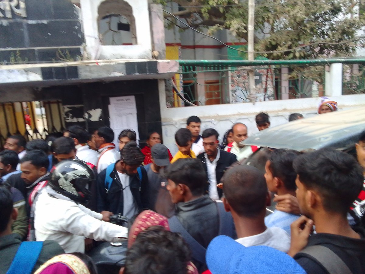 kumarreyansh12's tweet photo. 10 की छात्राओं के भविष्य के साथ ऐसा व्यवहार करती है प्रशासन। एक भी प्रशासनिक सुविधा नहीं ऐसे कैसी ली जाती है 10 के बच्चो का इम्तिहान। बिहार पुलिस को भी कोई फर्क नही पड़ता,ऐसी अव्यवस्था वो भी छोटे छोटे बच्चो के साथ। https://t.co/zZOnjizGTi