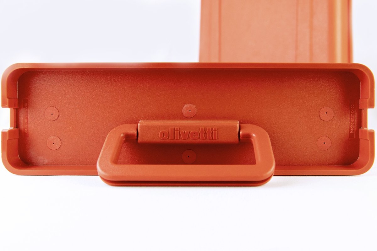ArchOlivetti's tweet photo. Potevamo dimenticarci di farvi gli auguri di #SanValentino noi che siamo la casa di una delle #Valentine più famose al mondo? 😜

📸 Ecco l'iconica portatile #Olivetti disegnata da #EttoreSottsass nel 1969: difficile non innamorarsi 🥰

#StoriaDiInnovazione #SanValentino2023 https://t.co/3cIG3IMDwp