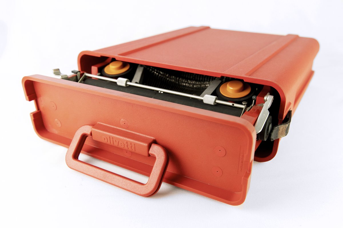 ArchOlivetti's tweet photo. Potevamo dimenticarci di farvi gli auguri di #SanValentino noi che siamo la casa di una delle #Valentine più famose al mondo? 😜

📸 Ecco l'iconica portatile #Olivetti disegnata da #EttoreSottsass nel 1969: difficile non innamorarsi 🥰

#StoriaDiInnovazione #SanValentino2023 https://t.co/3cIG3IMDwp