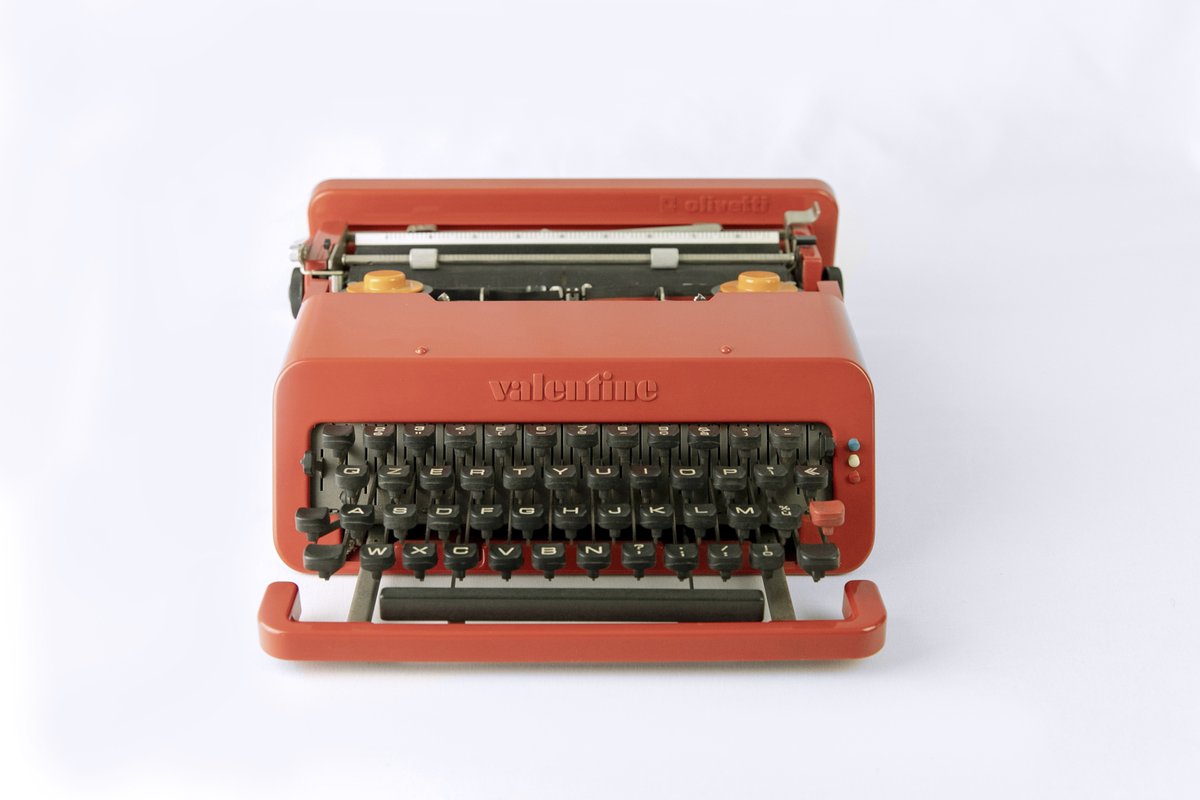 ArchOlivetti's tweet photo. Potevamo dimenticarci di farvi gli auguri di #SanValentino noi che siamo la casa di una delle #Valentine più famose al mondo? 😜

📸 Ecco l'iconica portatile #Olivetti disegnata da #EttoreSottsass nel 1969: difficile non innamorarsi 🥰

#StoriaDiInnovazione #SanValentino2023 https://t.co/3cIG3IMDwp