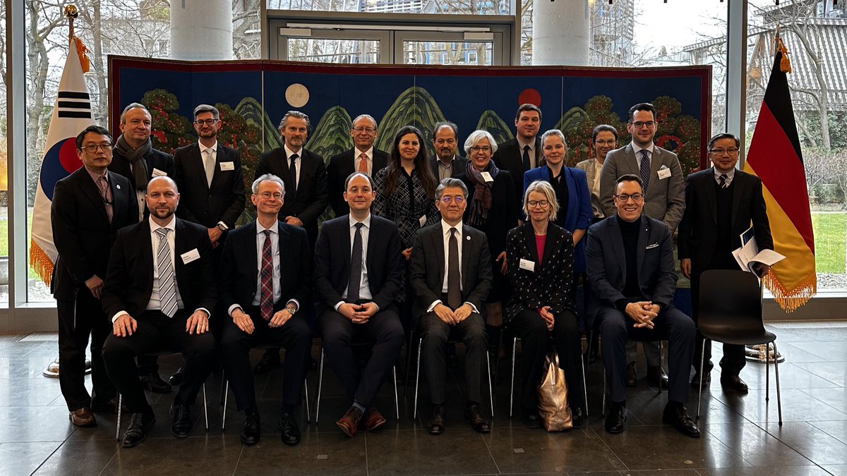 BAKS (@baks_bund) on Twitter photo Der nächste Termin führt uns zur koreanischen Botschaft (<a href="/korembge/">주독 대한민국 대사관</a>). Hier treffen wir Botschafter Hong Kyun Kim zum Gespräch. Im Anschluss gibt es noch ein Gruppenfoto bevor es zum Auswärtigen Amt geht. #FDS23 Der nächste Termin führt uns zur koreanischen Botschaft (<a href="/korembge/">주독 대한민국 대사관</a>). Hier treffen wir Botschafter Hong Kyun Kim zum Gespräch. Im Anschluss gibt es noch ein Gruppenfoto bevor es zum Auswärtigen Amt geht. #FDS23