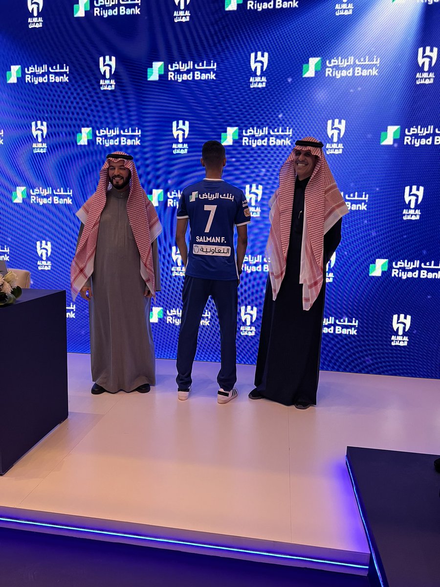 H_swilhy's tweet photo. شعار بنك الرياض سيظهر في اعلى قميص #الهلال من الخلف، ومدة عقد الشراكة ثلاث سنوات ونصف 💙 https://t.co/08lG8eOyZW