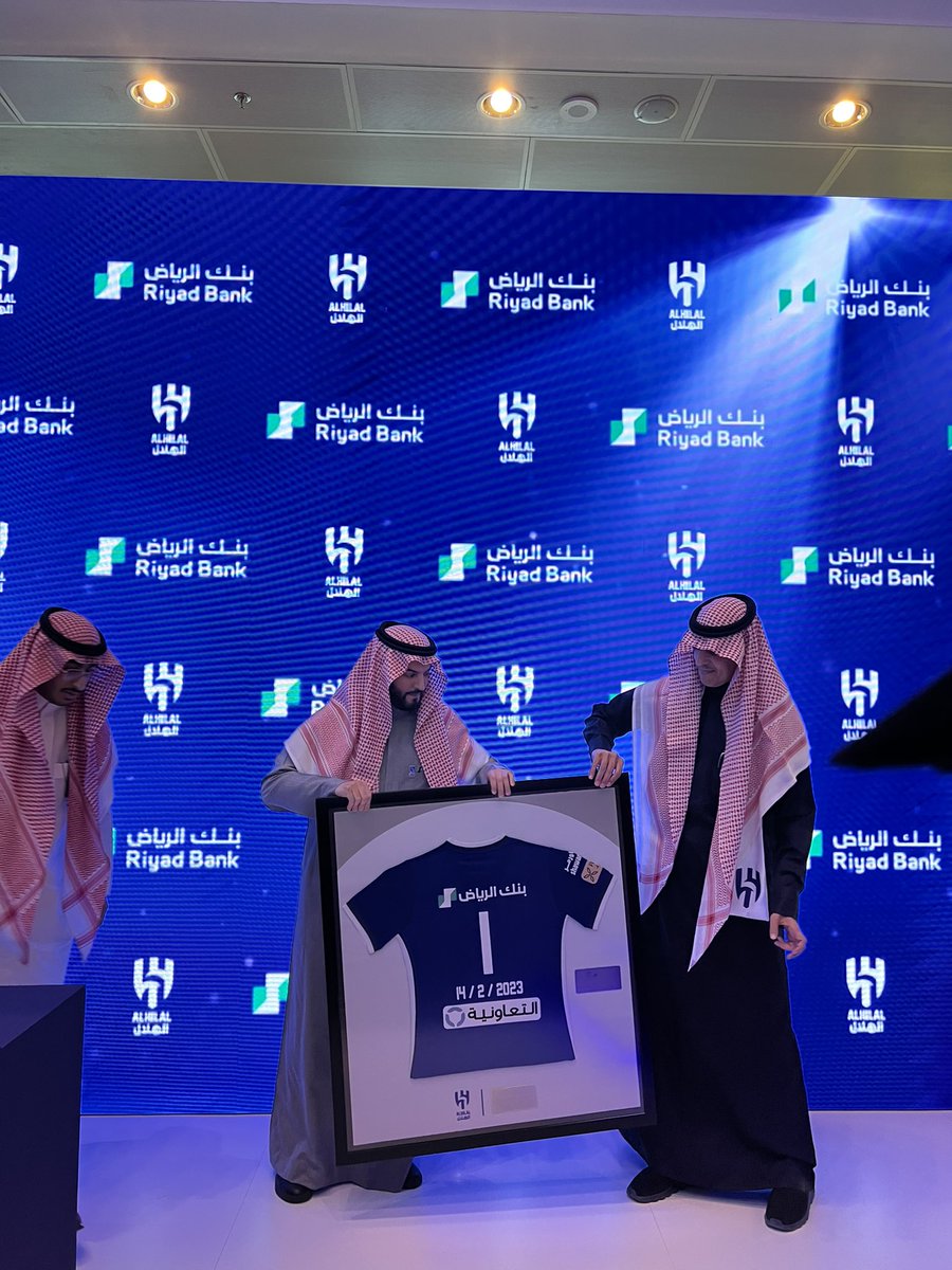 H_swilhy's tweet photo. شعار بنك الرياض سيظهر في اعلى قميص #الهلال من الخلف، ومدة عقد الشراكة ثلاث سنوات ونصف 💙 https://t.co/08lG8eOyZW
