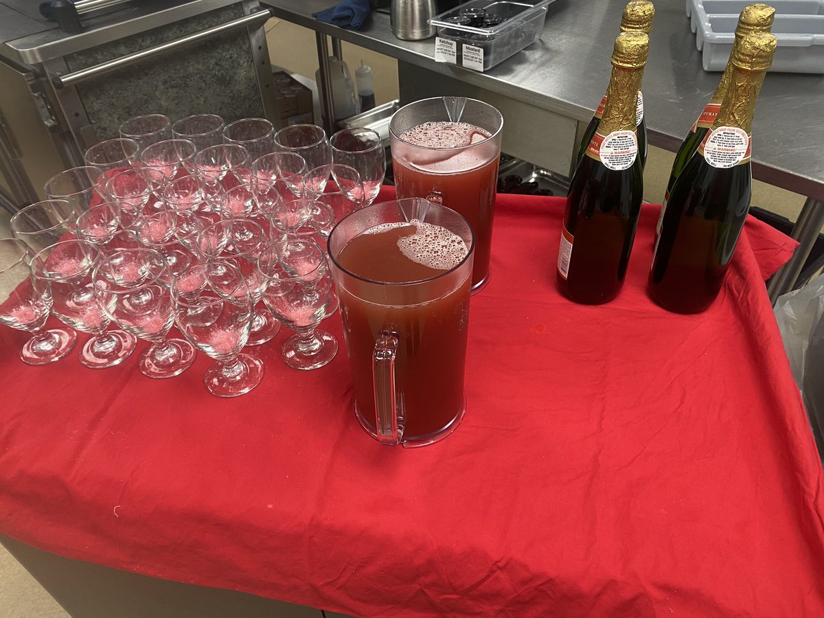 ChefChrisRajner's tweet image. Starting off #ValentinesDay @LakesOfSylvania with a Sparkling Strawberry Mimosa Bar! @TrilogyLiving #TheTrilogyDifference #TrilogyChefsRock
