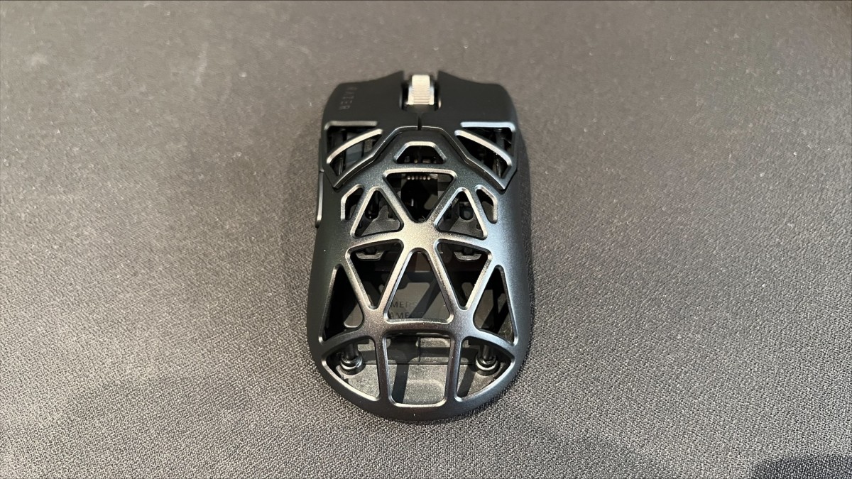 cowcotland's tweet photo. La souris #Razer #ViperMiniSignatureEdition se montre sous tous les angles et son รฉcrin aussi https://t.co/FXPPkDQwIF https://t.co/5LO0N59t1U