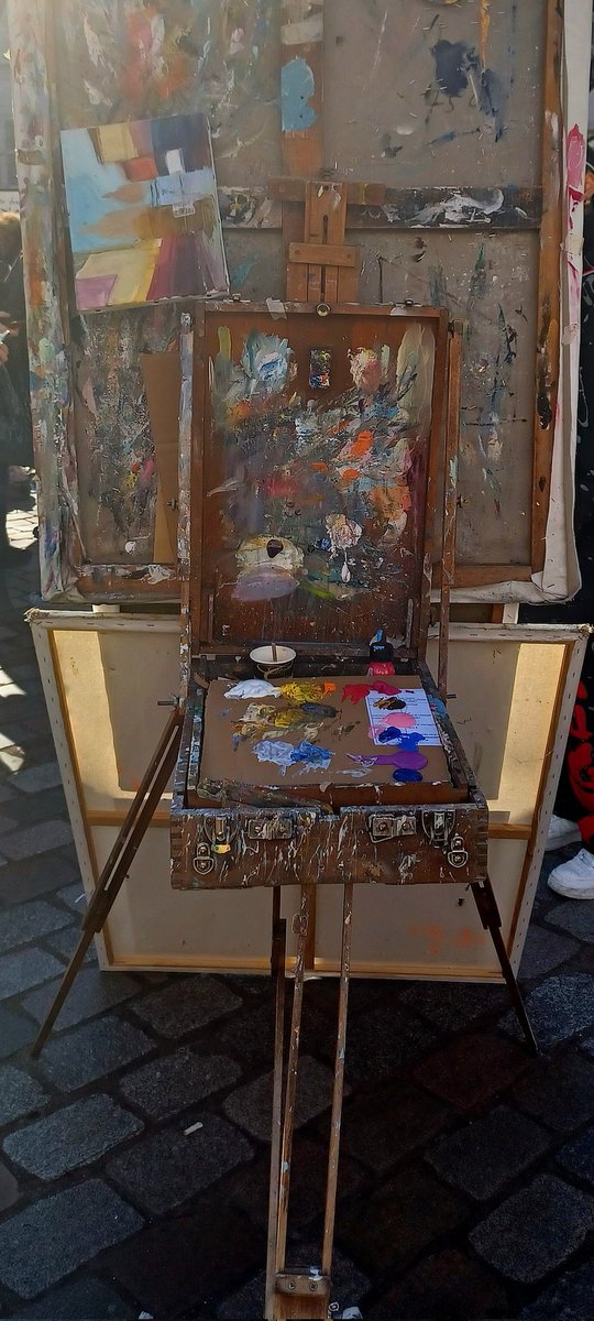 angeelamarinn's tweet photo. Montmartre, París  - Barrio de los pintores https://t.co/G2JNtSuifO