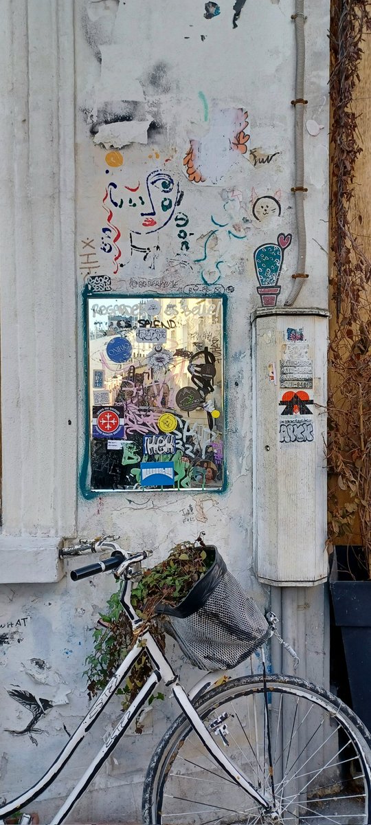 angeelamarinn's tweet photo. Montmartre, París  - Barrio de los pintores https://t.co/G2JNtSuifO