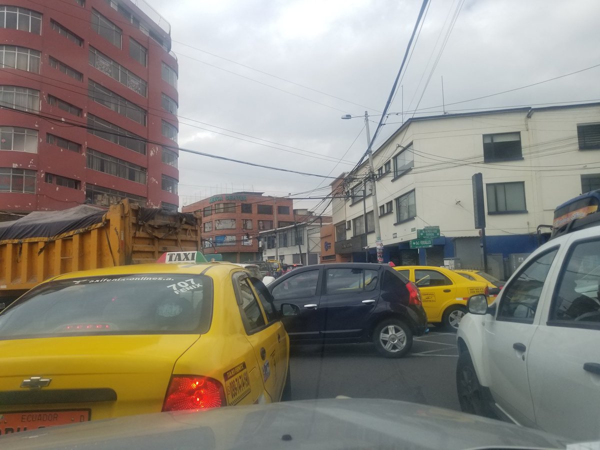 GandigiD's tweet photo. @AMT_Quito Terrible congestión en hora pico. Patria y 18 de septiembre por repavimentación
 Todos los agentes están en la América y no dan apoyo en la patria. https://t.co/eo1L5Nyiu0