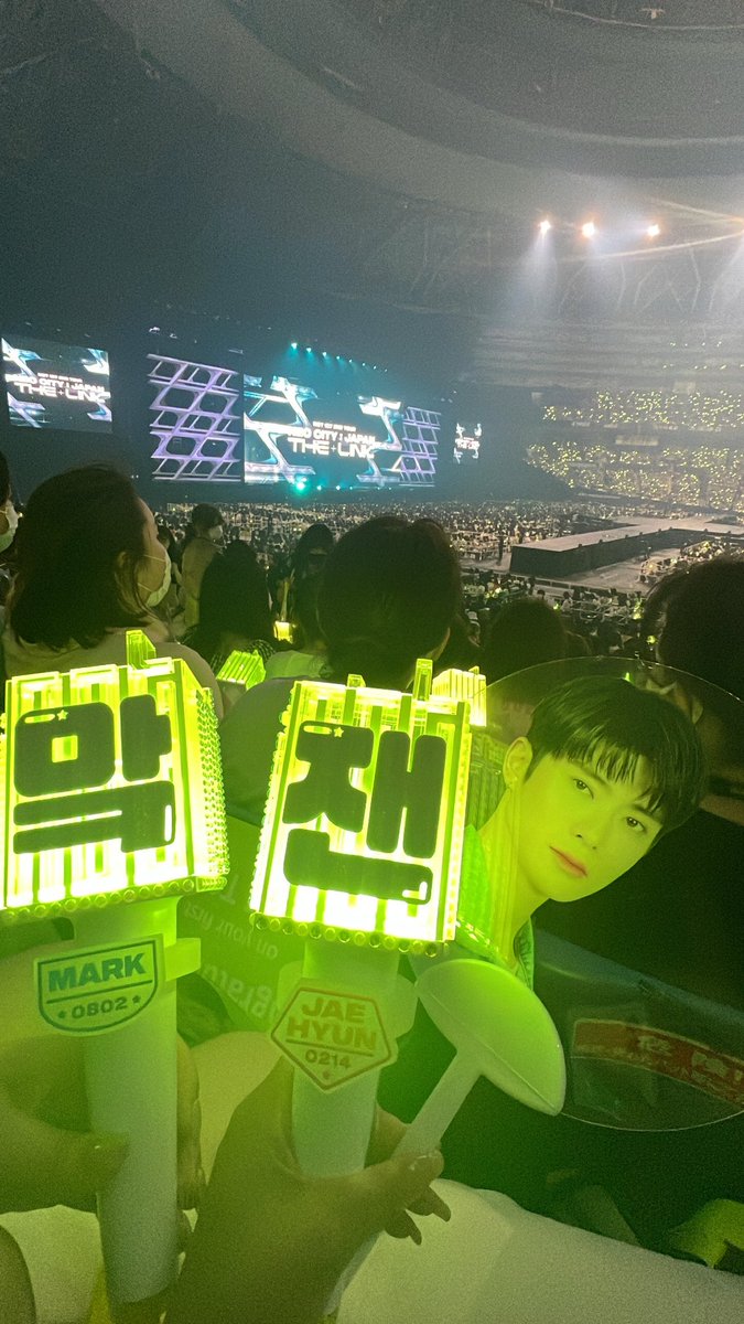 k_pop__xx's tweet photo. 京セラ 座席 ドリショ 参考までに！！
NCT127とTREASURE京セラ参戦した時の座席です:)
️ ️
1枚目：6ゲート 3塁下段 21通路 6列 322番
2枚目：4ゲート スタンド下段中央E 14通路 12列 85番
️ ️
1枚目も2枚目も遠いとは感じない距離感でした！2枚目はトロッコ鬼近かったです😭 https://t.co/ei06yjsAPs