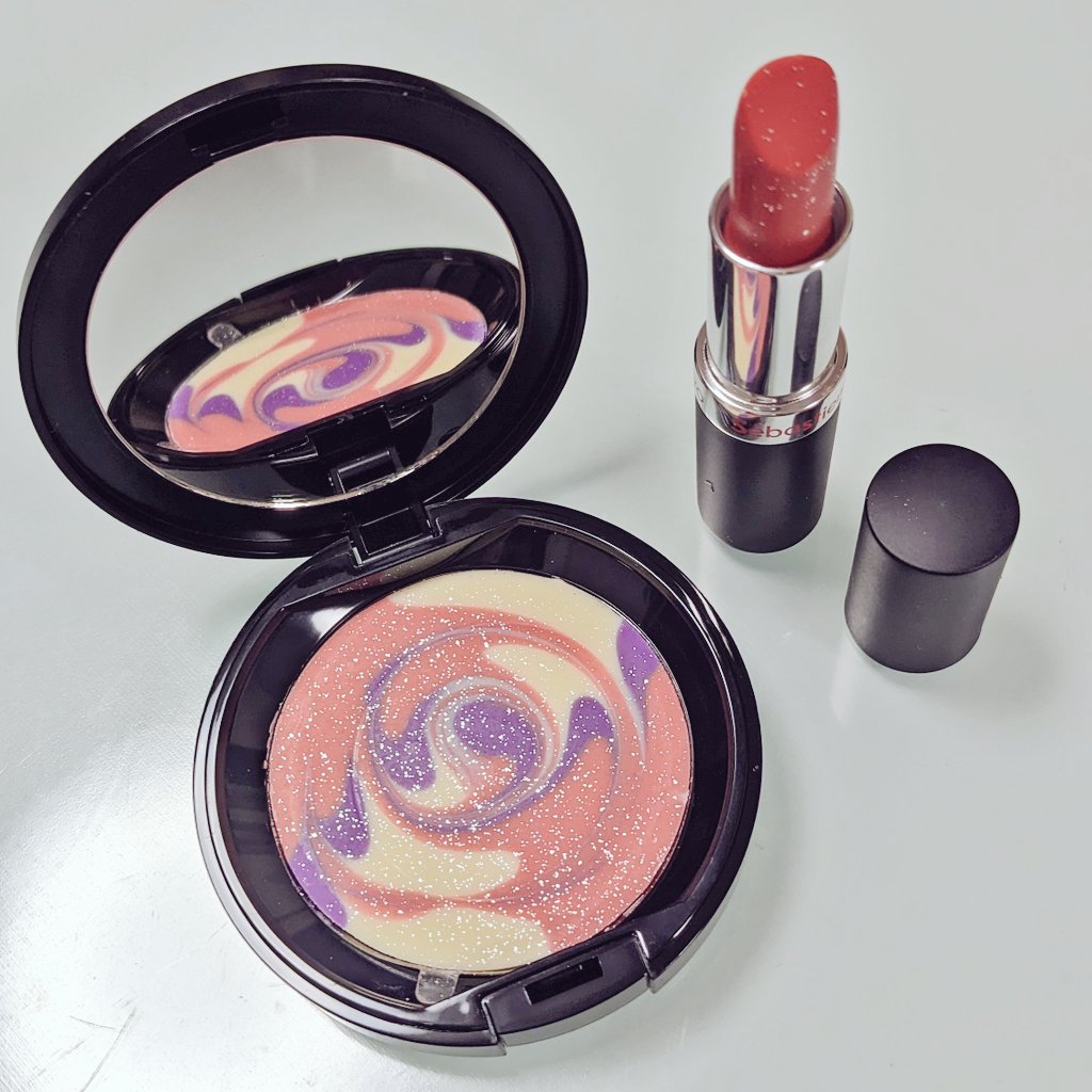 つぐみさんからバレンタインのチョコレートもらった〜〜〜💕💕💕開けて最初コスメ?!って思ったらチョコだった!ビックリした!!すごい可愛い〜〜〜うれし〜〜〜☺✨✨ありがとうございました!!!! 