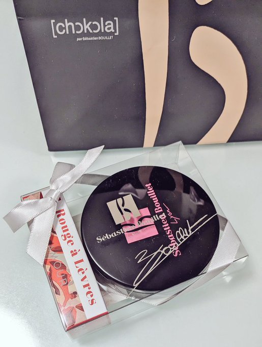 つぐみさんからバレンタインのチョコレートもらった〜〜〜💕💕💕開けて最初コスメ?!って思ったらチョコだった!ビックリした!!すごい可愛い〜〜〜うれし〜〜〜☺✨✨ありがとうございました!!!! 