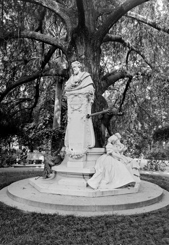 ahpsevilla's tweet photo. Conjunto escultórico obra de Lorenzo Collaut Valera, en colaboración con el #arquitecto Juan Talavera Heredia y el escultor Federico Bechini. Fue financiada por los #HermanosAlvarezQuintero, e inaugurada en 1911. 
(3/6) https://t.co/BSdARBPqhM