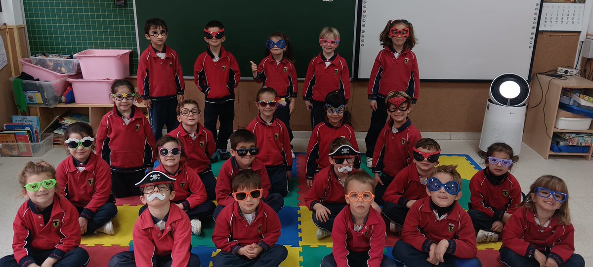 ElValle_II's tweet photo. ¡Hoy con gafas divertidas hemos tenido que venir!
🎭 👓
#educacióninfantil #3inf #sanchinarro #carnaval #preparativos #colegiodemadrid #elvalle https://t.co/OAFPSjgOac