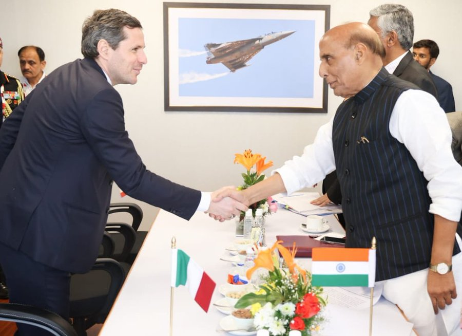 Bengaluru| Defence Minister Rajnath Singh holds bilateral meet with Zambia’s Def…