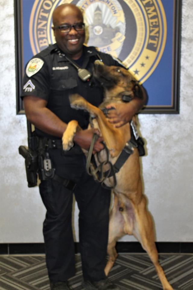 BentonPoliceAR's tweet photo. Find someone who looks at you this way...๐๐พ๐๐พ
Happy Valentine's Day from all of us at BNPD!!
#BNPD #ValentinesDay #K9Life #K9Love #K9Rocko #K9Sam https://t.co/rmqGWydQXK
