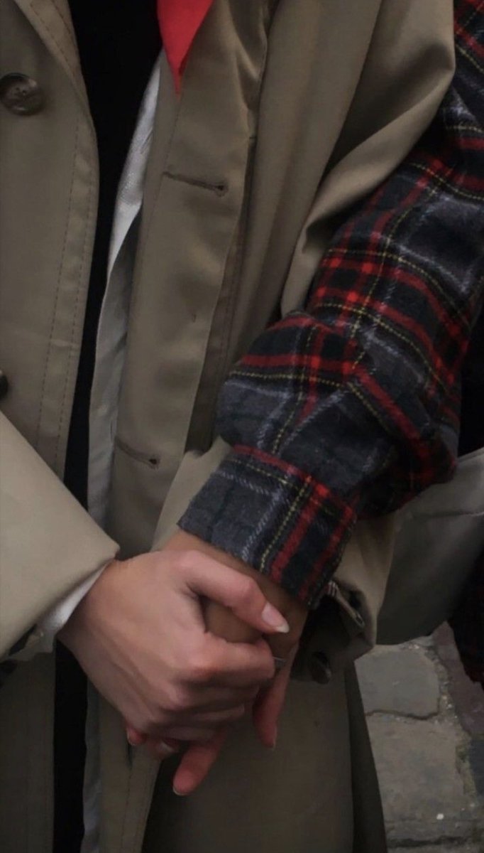 "الأمر لا يتعلق كله بالحب بل بالأمان و الثقة🖤."