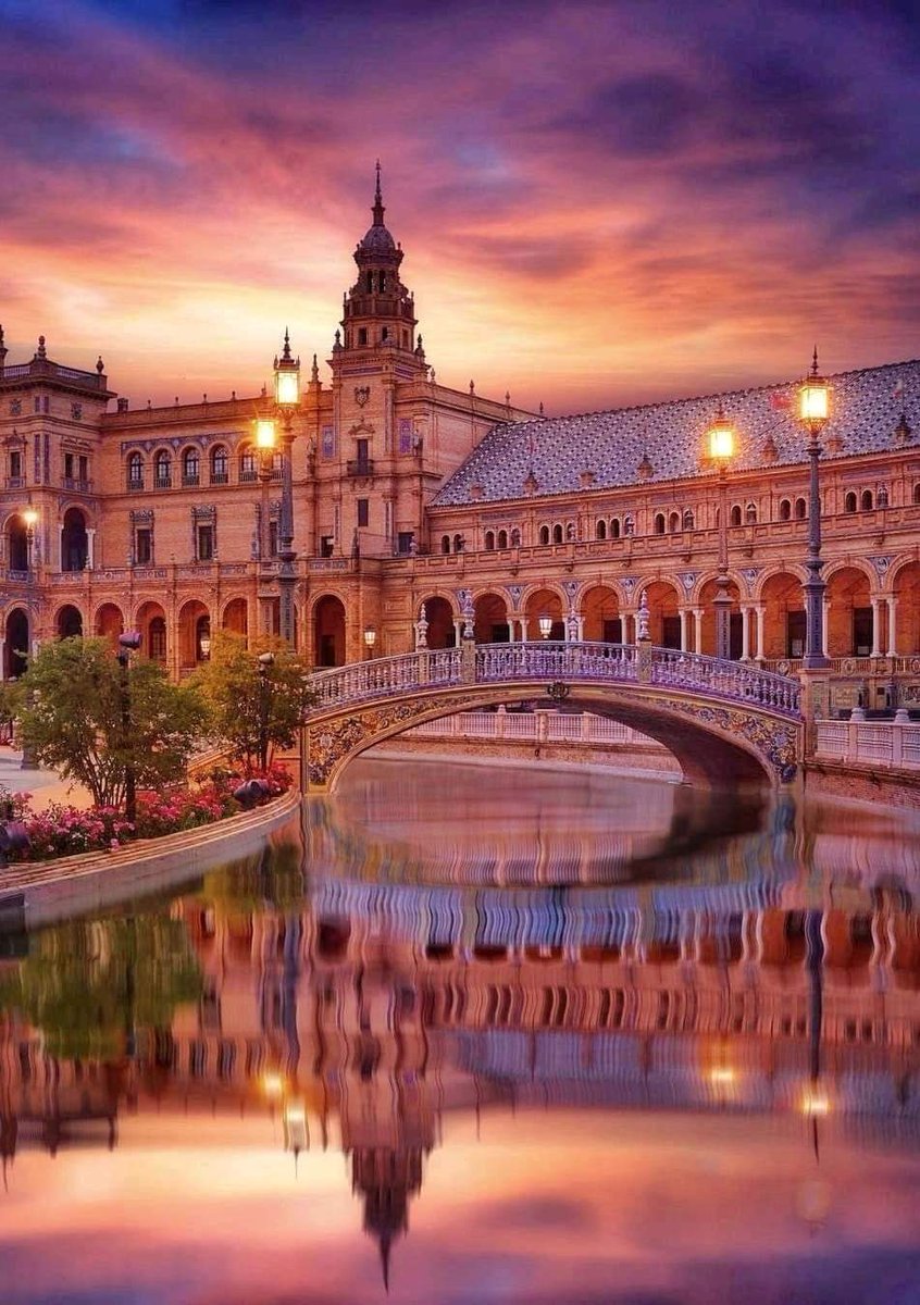 ElCicerone_'s tweet photo. Si es la más bella plaza de toda España se dice y no pasa nada. https://t.co/nD8AWVL1mi