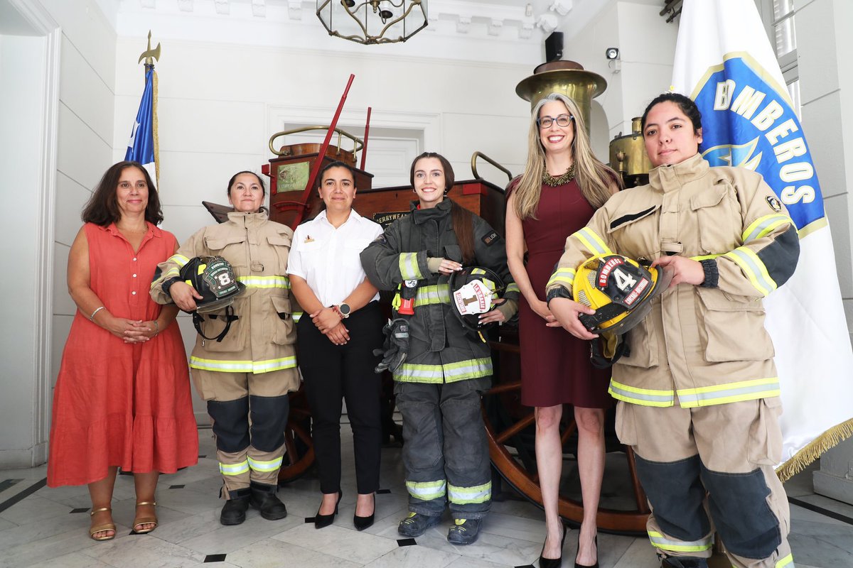 Dialogo_es's tweet photo. @EmbajadaEEUUcl realizó una importante donación a @BomberosdeChile, consistente en 330 mangueras, 40 hachas Pulaski, 40 palas, 32 mochilas, 40 rastrillos y 20 piscinas de 15.000 litros. El valioso aporte será repartido para combatir los #IncendiosForestales. https://t.co/yMGXOC3dlQ