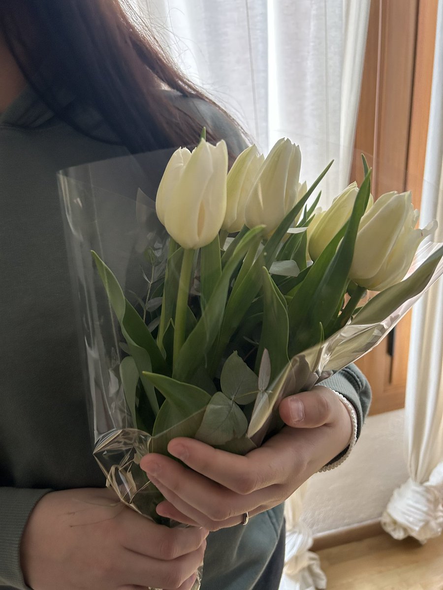 tevaacastillo's tweet photo. 1 año despues pero las mismas flores 🤍🤍 https://t.co/P47llYimhq
