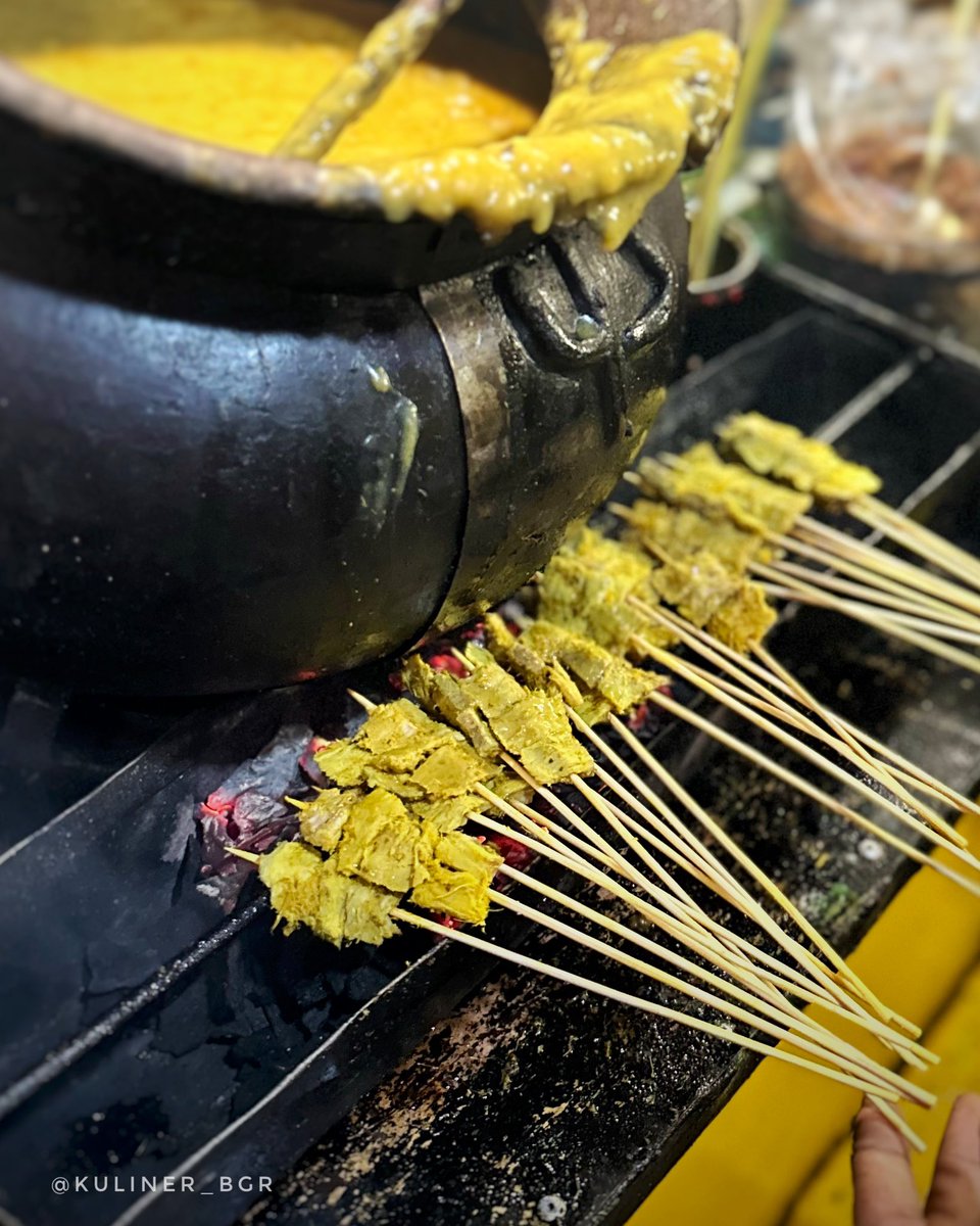 kulinerbgr's tweet photo. Sate Padang Ampek Limo
Dulu langganan waktu di seberang tugu kujang, terus geser dikit depan KFC, terus ilang gak tau kemana
Eh sekarang ternyata buka di Jl Artzimar I. Ada yang nyariin juga ?
#kulinerbogor #kulinerbgr #bogor #daharbae https://t.co/RDcmUOpE1Y