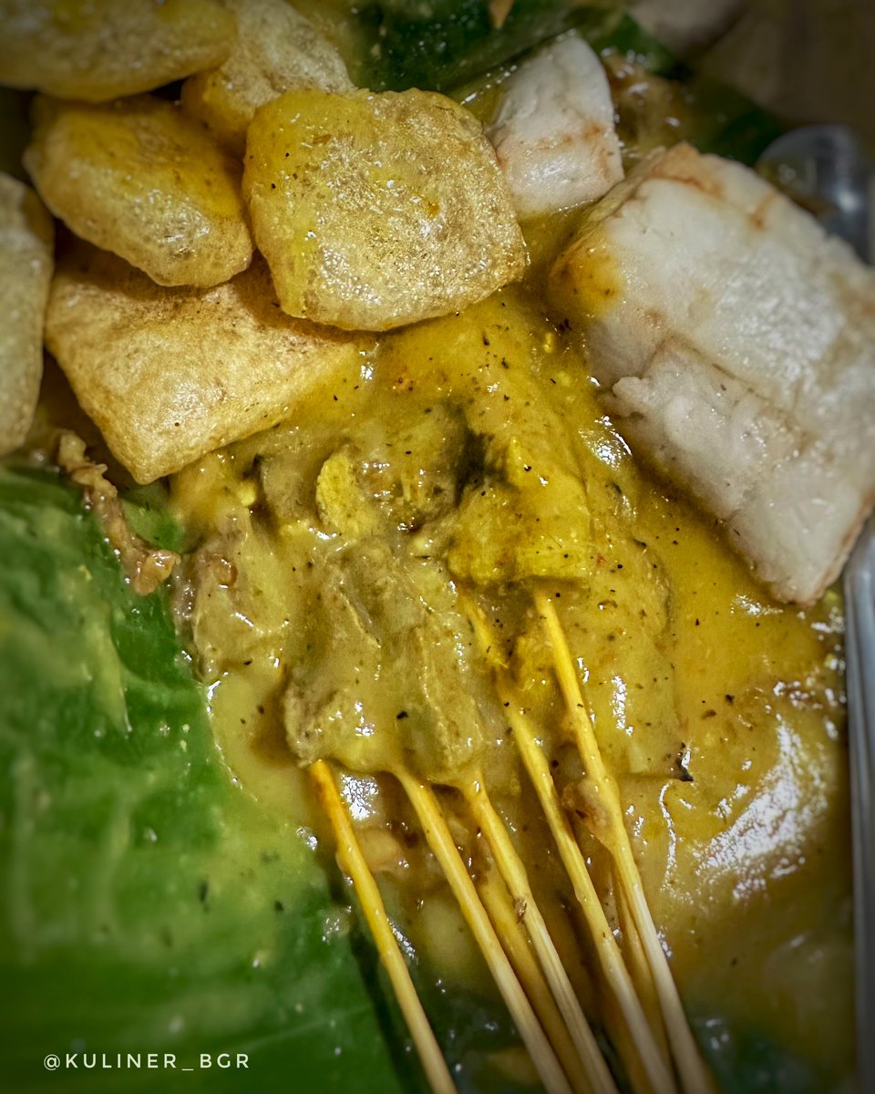 kulinerbgr's tweet photo. Sate Padang Ampek Limo
Dulu langganan waktu di seberang tugu kujang, terus geser dikit depan KFC, terus ilang gak tau kemana
Eh sekarang ternyata buka di Jl Artzimar I. Ada yang nyariin juga ?
#kulinerbogor #kulinerbgr #bogor #daharbae https://t.co/RDcmUOpE1Y