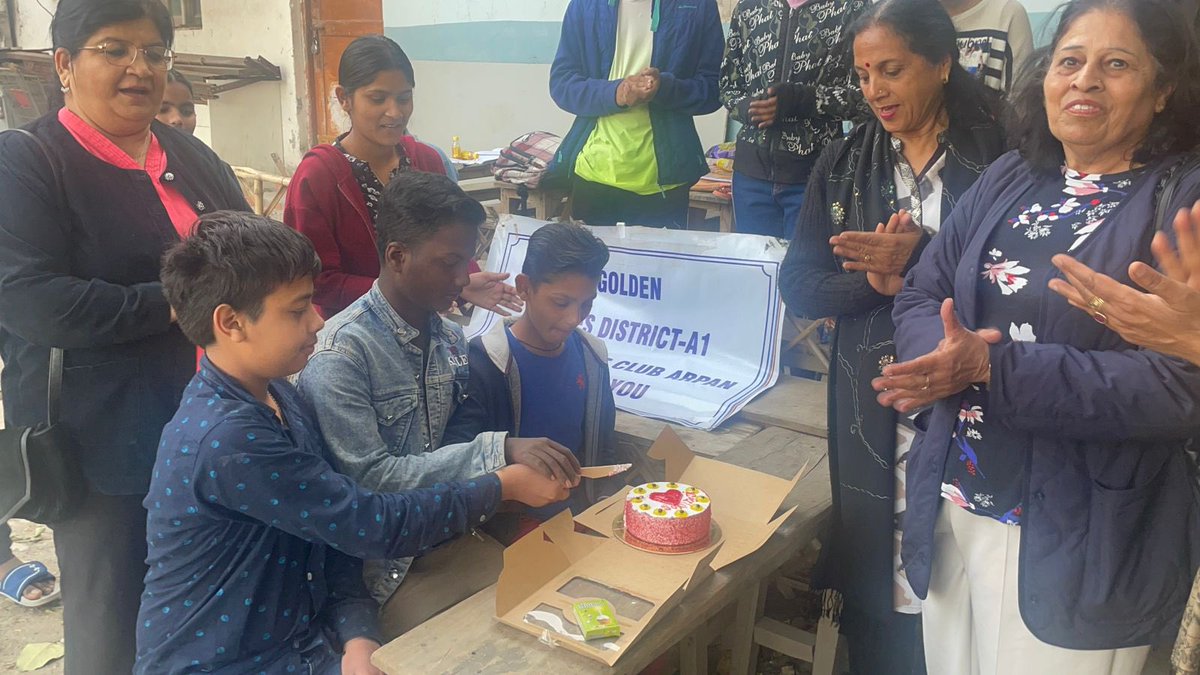 nisharai_ggc's tweet photo. #BeTheChange #BeTheOne We donated computer with books and a dedicated volunteer Teacher to #Gheja village AfterSchool #NGo supporting #education of underprivileged kids .. Celebration π #ValentineDay isnβt it best way to brighten anyone life .. Let there be #love everyday https://t.co/bTklzeVm0H