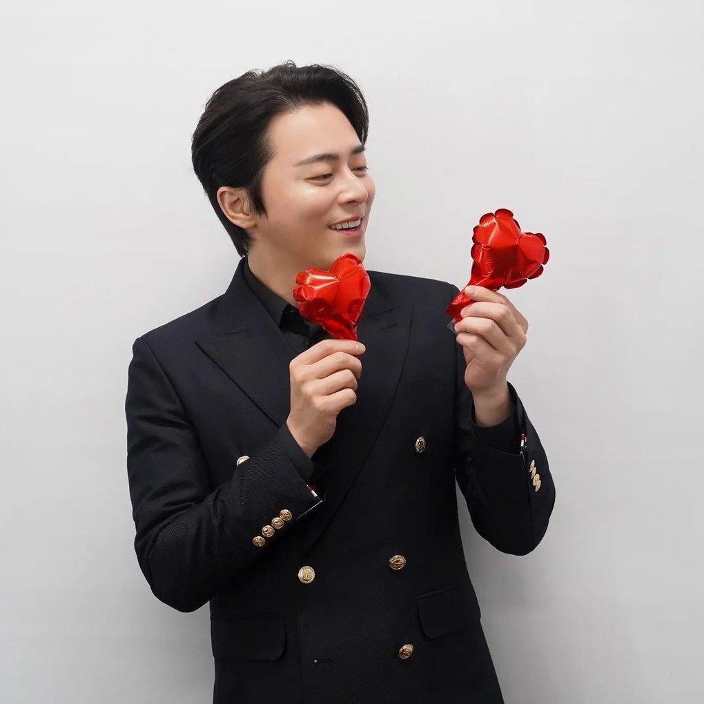 jojeologist's tweet photo. @songhwababie uyy mars you're also back??? imy. happy hearts day ❤️ https://t.co/PQDcY3276V
