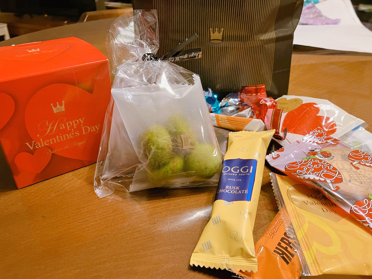 applexxxcider's tweet photo. Happy valentine:)♡
たくさん職場から頂いてしまった笑
少しずつ食べよ😋♡︎ ̖́- https://t.co/vHKVgyMx11