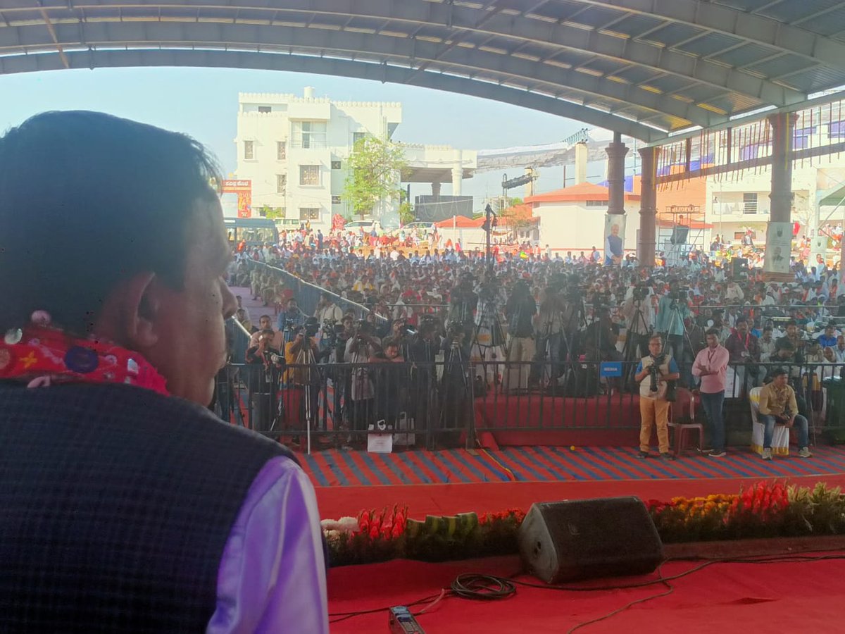 KSGBJP's tweet photo. ಬಂಜಾರ ಸಮುದಾಯದ ಜಗದ್ಗುರು ಸಂತ ಶ್ರೀ ಸೇವಾಲಾಲ್ ಮಹಾರಾಜರ 284ನೇ ಜಯಂತಿ ಕಾರ್ಯಕ್ರಮವನ್ನು ಮಾನ್ಯ ಮುಖ್ಯಮಂತ್ರಿಗಳಾದ ಶ್ರೀ ಬಸವರಾಜ್ ಬೊಮ್ಮಾಯಿ ಅವರು, ನಿಖಟ ಪೂರ್ವ ಮುಖ್ಯಮಂತ್ರಿಗಳಾದ ಶ್ರೀ ಬಿಎಸ್ ಯಡಿಯೂರಪ್ಪ ನವರೊಂದಿಗೆ ಉದ್ಘಾಟಿಸಲಾಯಿತು.

#bsybjp #byrbjp #byvbjp https://t.co/kH9aUtL8KY