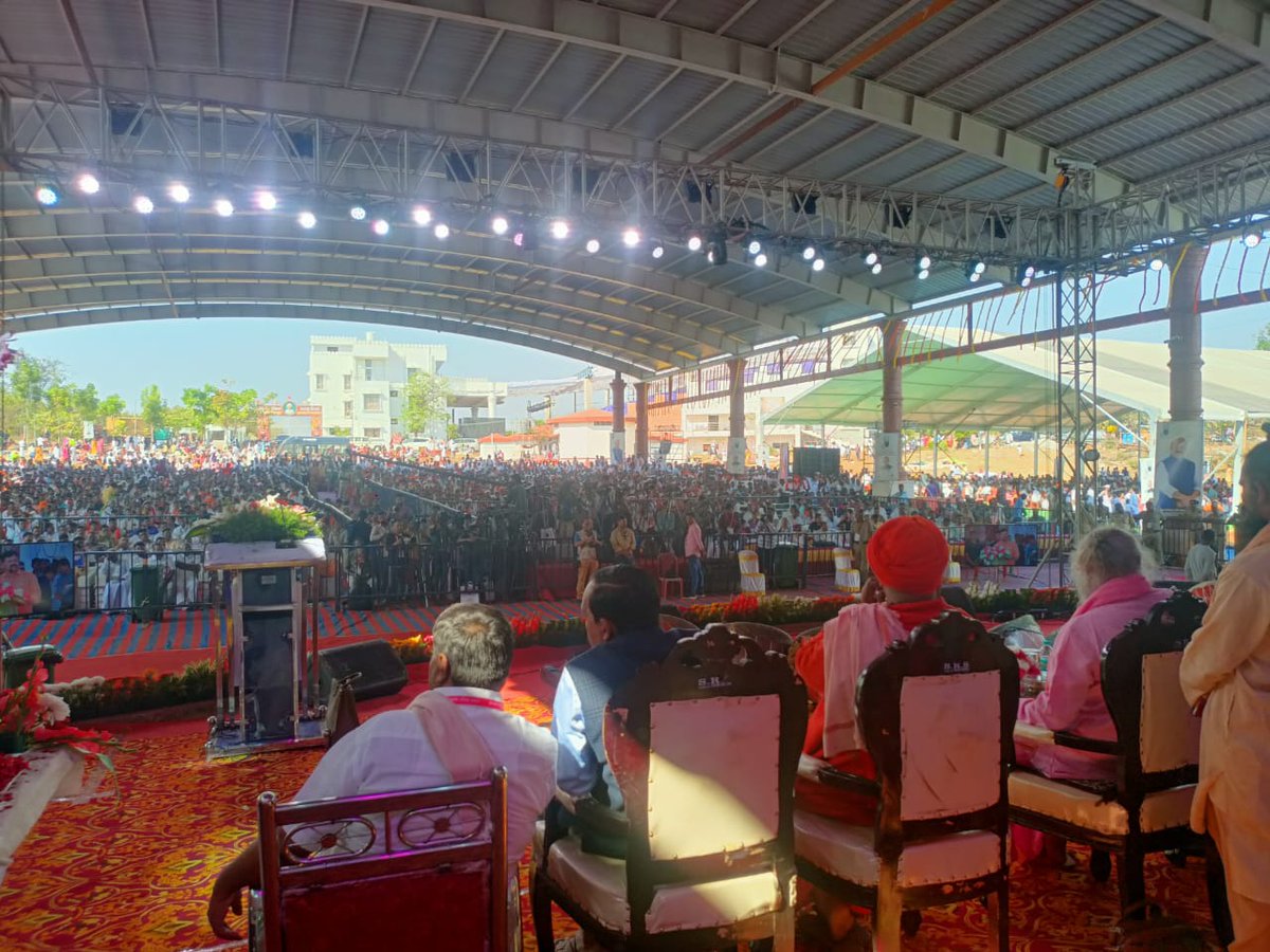 KSGBJP's tweet photo. ಬಂಜಾರ ಸಮುದಾಯದ ಜಗದ್ಗುರು ಸಂತ ಶ್ರೀ ಸೇವಾಲಾಲ್ ಮಹಾರಾಜರ 284ನೇ ಜಯಂತಿ ಕಾರ್ಯಕ್ರಮವನ್ನು ಮಾನ್ಯ ಮುಖ್ಯಮಂತ್ರಿಗಳಾದ ಶ್ರೀ ಬಸವರಾಜ್ ಬೊಮ್ಮಾಯಿ ಅವರು, ನಿಖಟ ಪೂರ್ವ ಮುಖ್ಯಮಂತ್ರಿಗಳಾದ ಶ್ರೀ ಬಿಎಸ್ ಯಡಿಯೂರಪ್ಪ ನವರೊಂದಿಗೆ ಉದ್ಘಾಟಿಸಲಾಯಿತು.

#bsybjp #byrbjp #byvbjp https://t.co/kH9aUtL8KY