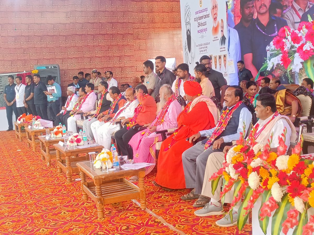 KSGBJP's tweet photo. ಬಂಜಾರ ಸಮುದಾಯದ ಜಗದ್ಗುರು ಸಂತ ಶ್ರೀ ಸೇವಾಲಾಲ್ ಮಹಾರಾಜರ 284ನೇ ಜಯಂತಿ ಕಾರ್ಯಕ್ರಮವನ್ನು ಮಾನ್ಯ ಮುಖ್ಯಮಂತ್ರಿಗಳಾದ ಶ್ರೀ ಬಸವರಾಜ್ ಬೊಮ್ಮಾಯಿ ಅವರು, ನಿಖಟ ಪೂರ್ವ ಮುಖ್ಯಮಂತ್ರಿಗಳಾದ ಶ್ರೀ ಬಿಎಸ್ ಯಡಿಯೂರಪ್ಪ ನವರೊಂದಿಗೆ ಉದ್ಘಾಟಿಸಲಾಯಿತು.

#bsybjp #byrbjp #byvbjp https://t.co/kH9aUtL8KY