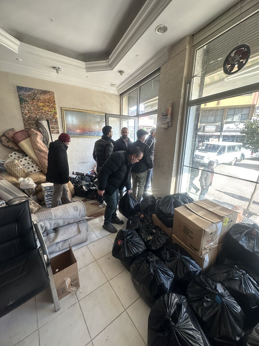 Ülkemizin güzel insanları yardım toplamaya ve dağıtmaya devam ediyor.#malatya #hatay #türkiye #maraş #Nurdagi #türkiye #deprem #ahbab #depremzede #Gaziantep #diyarbakır #Barzani #BeraberizTürkiye #AllahuEkber