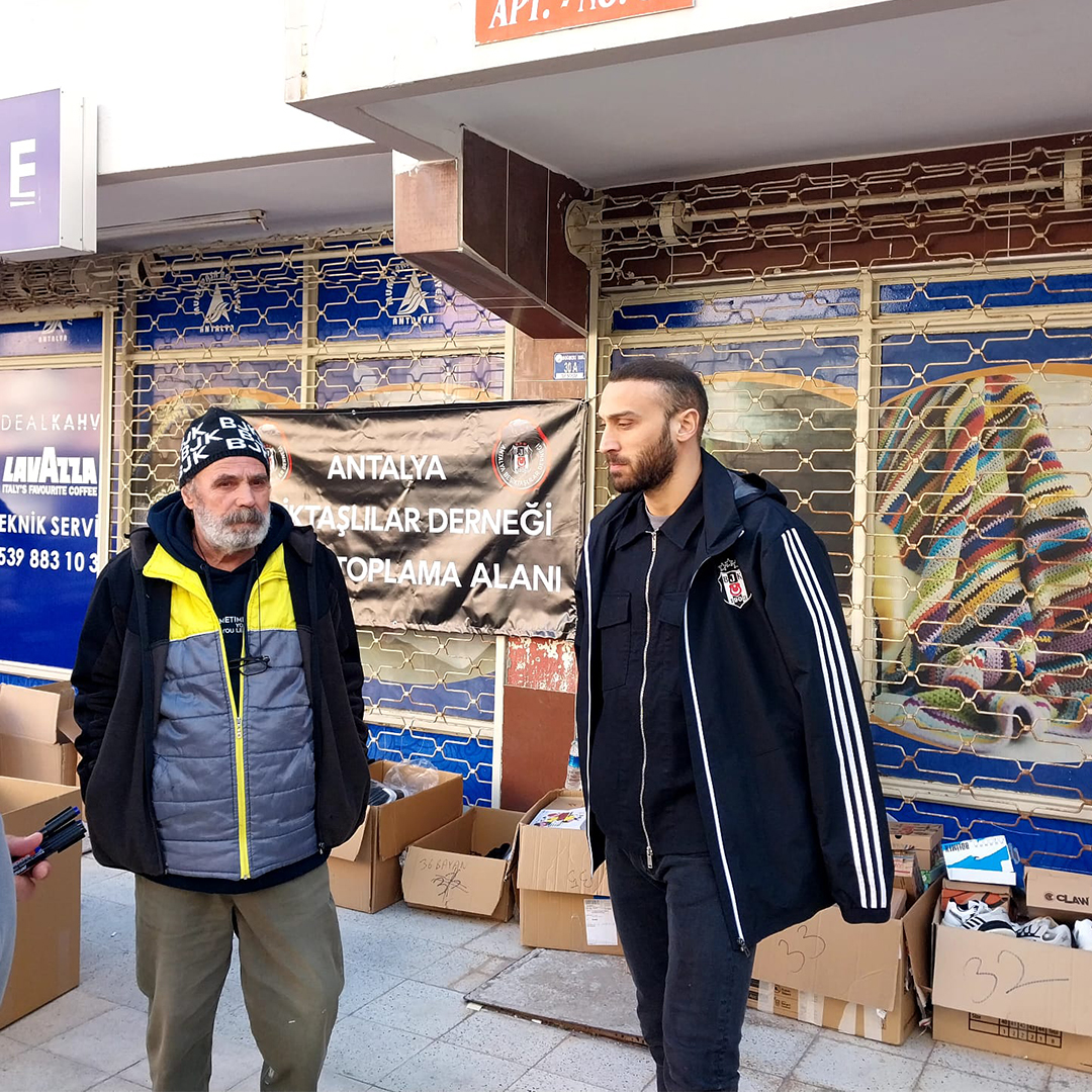 Cenk Tosun'a Antalya Beşiktaşlılar Derneği yardım toplama merkezimizi ziyaretinden dolayı teşekkür ederiz.

<a href="/Besiktas/">Beşiktaş JK</a> 
<a href="/CenkTosun_/">Cenk Tosun</a>