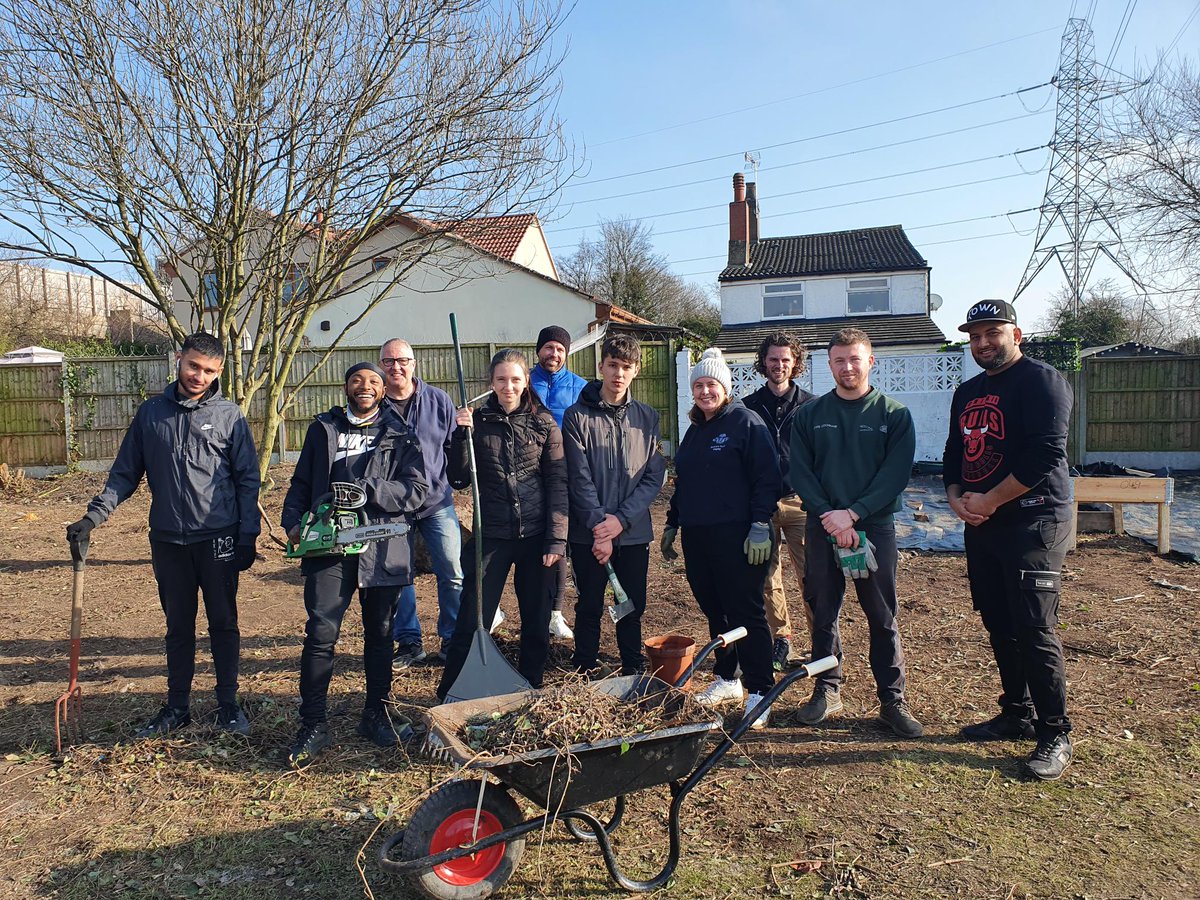 CoventryPolice's tweet photo. #TEAMWORK WMP Princes Trust Coventry Police  are completing renovation work with volunteers from Jaguar Land Rover at Grange Road Allotments, Fordridge.

The new area will be used for elderly and disabled community members to grow vegetables and promote healthy eating. https://t.co/DIydaDW2j7