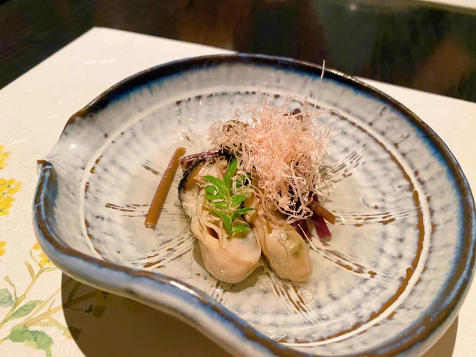 会食中、19時前後だけ事情を話して離席させてもらったもののお店が地下で電波が入らずリングライト即完売…せめて美味しく頂いてきた牡蠣を貼ろう 