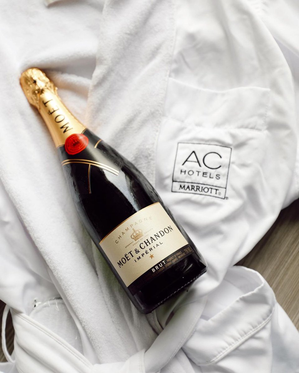 ACHotelSTL's tweet image. Celebrate your love in luxury! With a glass of champagne in hand, the warmth of our plush robes, and the comfort of being present in the moment with one another 💗 #HappyValentinesDay #StayAC