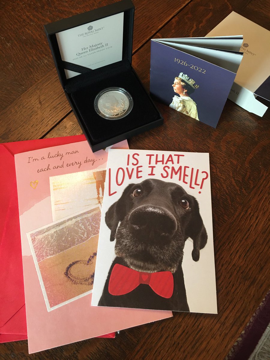 lindaannclaire's tweet photo. My husband knows me so well! Love you ⁦@955gary⁩‼️❤️ #luvtheroyals #happyvalday‼️ https://t.co/nqvv2vFiOL