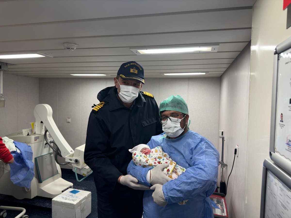 tcsavunma's tweet photo. 🧿

Hastaneye dönüştürülen TCG BAYRAKTAR gemimizden güzel bir haber var.

Depremden zarar gören hamile bir vatandaşımız gemide güzeller güzeli bir kız evlat dünyaya getirdi. 

Millî Savunma Bakanlığı olarak yavrumuza sağlıklı, mutlu ve güzelliklerle dolu bir yaşam diliyoruz. https://t.co/Pzv4JypjET